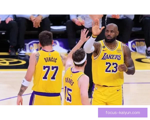 詹姆斯领衔湖人连胜冲击西部前四格局再生变联盟争冠形势愈发白热化