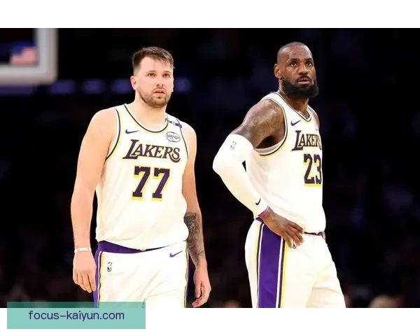 NBA最新动态：湖人队重磅交易签约多名球员 詹姆斯领导力备受关注
