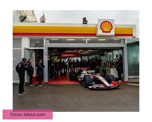 法拉利新赛季策略调整引发F1车队间激烈竞争风云